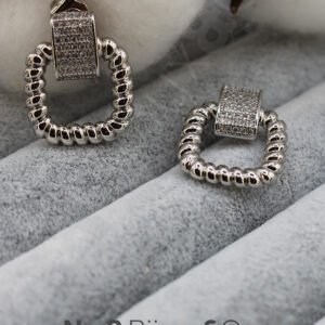 Xuping Gümüş Rengi Kare Formlu Burgu Detaylı Zirkon Taşlı Modern Küpe - Görsel 1